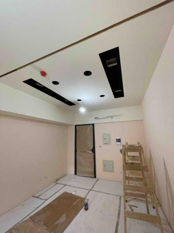 萌e油漆工坊 - 套房牆面天花板分色作品