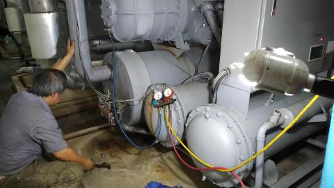 巨鼎機電工程有限公司 - 240噸冰水主機補冷媒