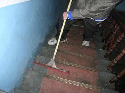 真鑽環保企業 - 樓梯間刮除積水