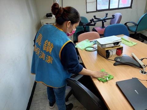 真鑽環保企業 - 辦公室清潔平台擦拭