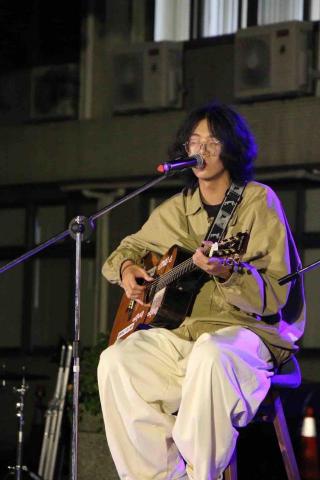 提供吉他換弦台中服務的專家鄭翔宇