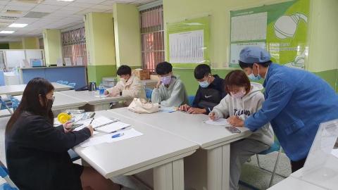 謝亜倫 - 指導學生流行音樂和聲學