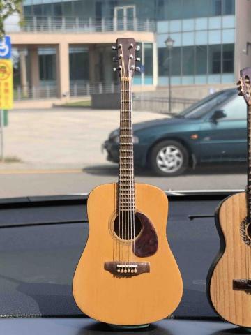 喬治老爹藝工坊 - 擺放於車內儀表板一景