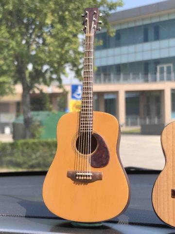 喬治老爹藝工坊 - 擺放於車內儀表板一景