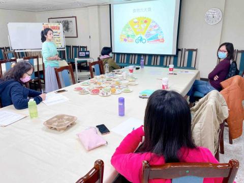 鄭玲君營養師 - 大學內部營養演講
