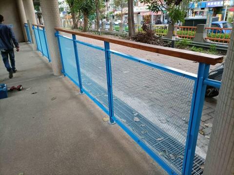 陳秉穎 - 不銹鋼造型欄杆上漆+太平洋鐵木