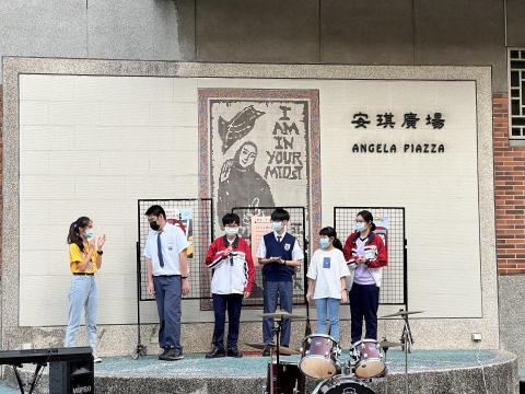 黃益芊 - 曾擔任科系迎新主持人