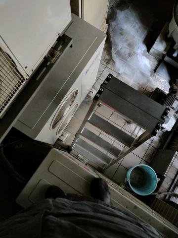 皓泰環保服務有限公司 - 要封鼠洞 爬高高 還好室外機很牢固