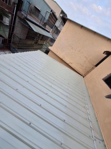 簡宗威 于杰鐵類工程 - 大寮中興路二樓後屋頂 舊有浪板拆除  新白鐵浪板安裝  配件全部白鐵  業主考慮周到  以後維修只剩下矽立康 不用20幾年後再重新安裝新浪板 簡宗威 于杰鐵類工程 - 大寮中興路二樓後屋頂 舊有浪板拆除  新白鐵浪板安裝  配件全部白鐵  業主考慮周到  以後維修只剩下矽立康 不用20幾年後再重新安裝新浪板