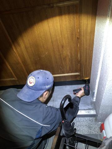 皓泰環保服務有限公司 - 店門壁面踢腳板白蟻防治鑽孔