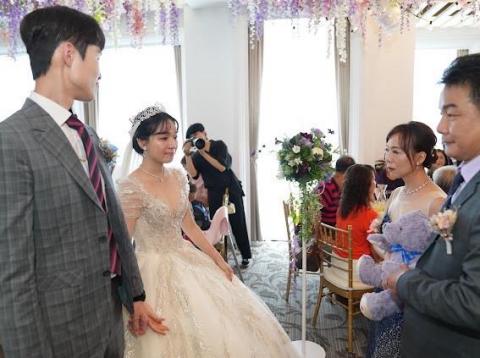 同畫世界Toheartworld｜客製出生體重熊 - 新人選擇了一隻代表著他們出生時重量的體重熊，作為對父母的感謝禮物。當他們在婚禮上將這些體重熊呈獻給各自的父母時，不僅是物質上的贈與，更是情感上的表達。

客製出生體重熊不只是對童年的回憶，也是對未來的期望的象徵，帶有他們從出生到成長過程中的愛和記憶，象徵著家庭的溫暖和支持，無論生活帶他們走向何方，家庭的愛和支持永遠與他們同在。

這是一個新生活的開始，同時也是對家庭過去的致敬。