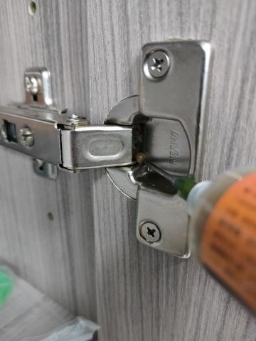 皓泰環保服務有限公司 - 辦公室櫃子點蟑螂餌劑