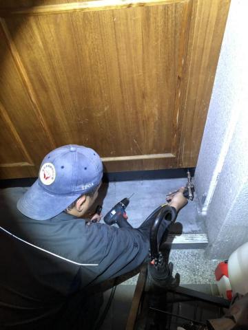 皓泰環保服務有限公司 - 店門壁面踢腳板白蟻防治灌藥