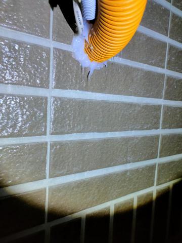 皓泰環保服務有限公司 - 餐廳室外機上方鼠徑封堵完成