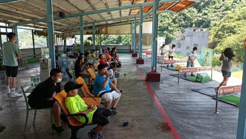 傑克教練 - 帶孩子們到練習場上課，增加視野。