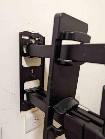 富潤水電工程行 - 電視壁掛架安裝。