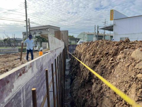 耀築企業社 社團：水泥地鋪設 - 文中路圍牆圍模過程