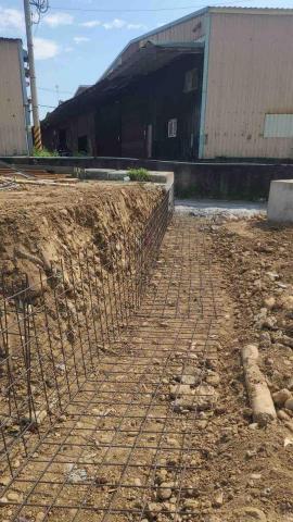 耀築企業社 社團：水泥地鋪設 - 擋土牆L型加固鐵網