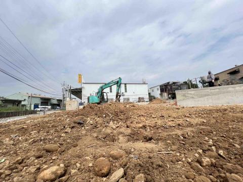 耀築企業社 社團：水泥地鋪設 - 文中路整地過程照