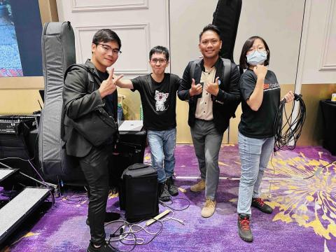 科慰&K羅樂團 - 有你們演出才能媲美張惠妹