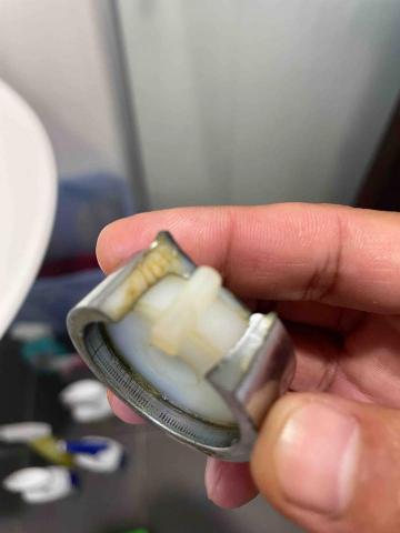 我的家淋浴拉門 - 斷了,維修前..更換不鏽鋼鉸鏈一勞永逸 我的家淋浴拉門 - 斷了,維修前..更換不鏽鋼鉸鏈一勞永逸