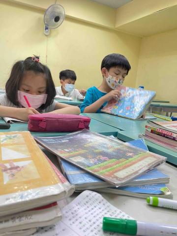 呂婧霏 - 曾任補習班、安親班老師，是孩子們最愛的呂老師！