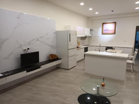 㵆明室內裝潢 - 彷大理電視牆 懸空抽 L廚櫃組