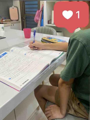 泯瑄 - 乖乖寫功課～坐姿也得端正！