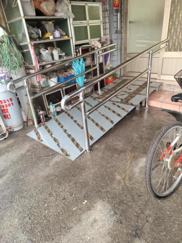簡宗威 于杰鐵類工程 - 替做輪椅的父親製作殘障坡道跟扶手 剛好可以讓父親藉助扶手上下坡道 訓練腳力^^ 簡宗威 于杰鐵類工程 - 替做輪椅的父親製作殘障坡道跟扶手 剛好可以讓父親藉助扶手上下坡道 訓練腳力^^