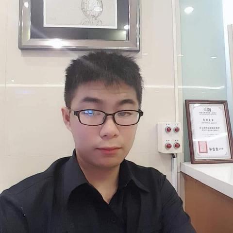 提供高爾夫陪打服務的專家孫達亨