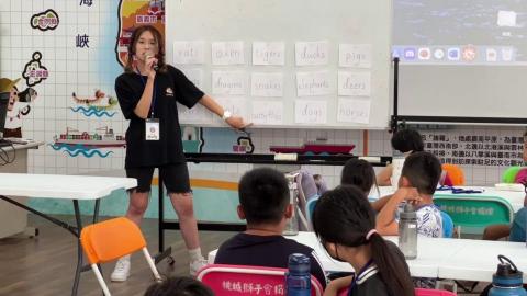 羅心彤 - 在嘉義的下譚國小教英文單字