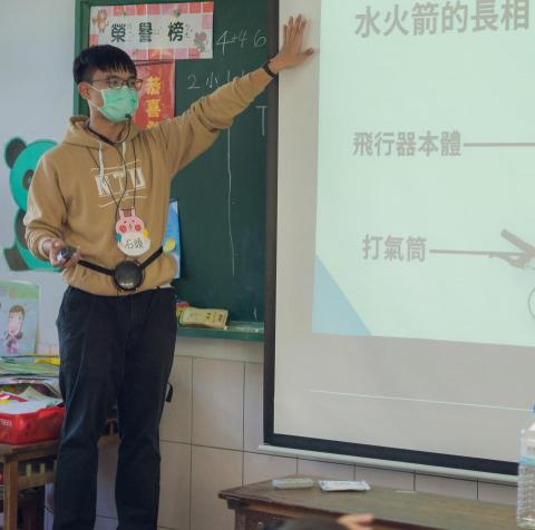 鄭啟宏 - 110年寒假參與台大彰友會返鄉服務隊，擔任教案組製作教案並上台教學