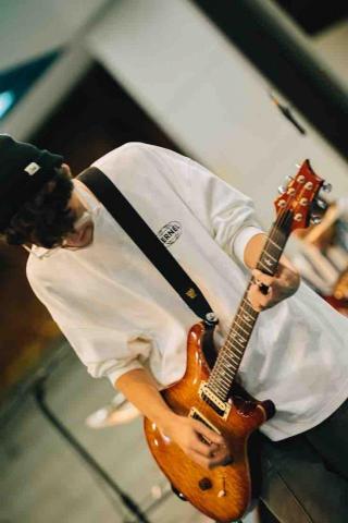 提供吉他店高雄服務的專家周齊邦