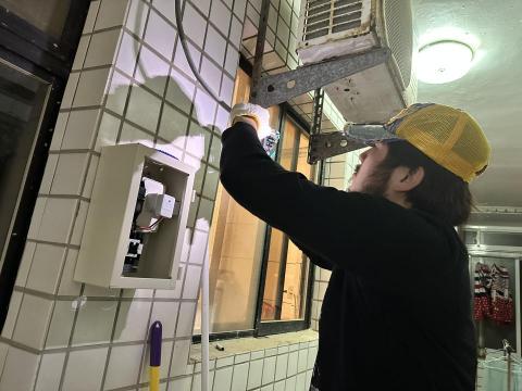 黃國水電工作室 - 儲熱型熱水器改裝為智慧操控