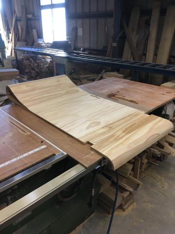 賀品富有限公司 - 學生訂製實木桌面，不經雕琢的靈活思路與千錘百鍊的實作經驗，常能誕生饒富趣味的結果