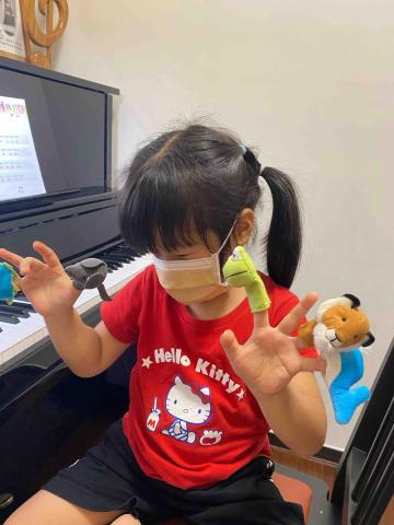 Christy 兔兔老師 - 中班的學生，利用小玩偶讓她知道手指的編號