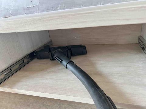 方汴企業行 - 電視櫃抽屜拆卸吸塵清潔