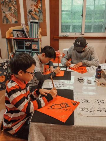 土城成人兒童書法教學 | 邱秀味老師的戲墨軒書畫坊 - 小朋友學寫春聯
加入繪畫元素增添趣味