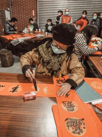 土城成人兒童書法教學 | 邱秀味老師的戲墨軒書畫坊 - 邱秀味老師寫春聯