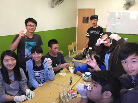 陳姿陵-家教 - 協助公司至偏鄉基金會帶領學生完成化學實驗