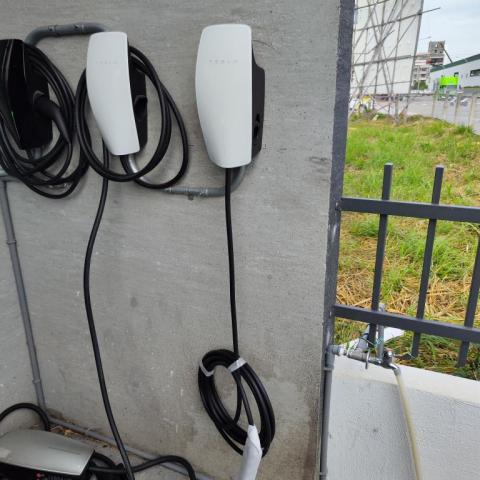 蕭明政 - 特斯拉3帶充電樁