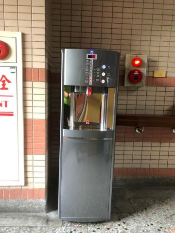 洺城專業淨水職人 - 三溫立地飲水機,豪星牌三溫飲水機,此案例為盲童學校,並附語音系統,讓學童們使用更安全 洺城專業淨水職人 - 三溫立地飲水機,豪星牌三溫飲水機,此案例為盲童學校,並附語音系統,讓學童們使用更安全