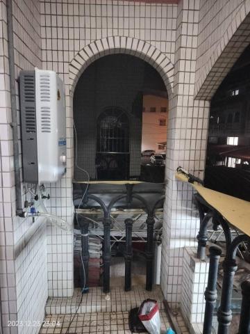 徐先生 - 一般瓦斯熱水器只能安裝於無遮蔽物之室外，否則會有一氧化碳中毒之危險