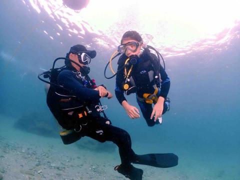 天晴潛水-小江教練 - 國一妹妹 來報名一對一教學 更紮實的學習方式