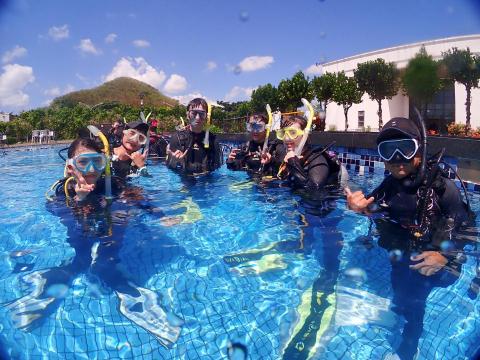 天晴潛水-小江教練 - 各種趣味的教學 開心歡樂的上課考證潛水 不在是像讀書那樣的一種苦悶的學習。