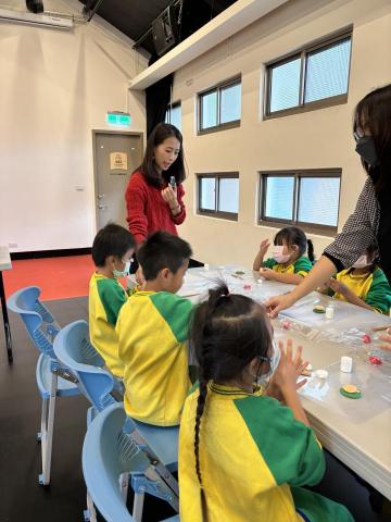 莉莉安Lilian - 桃園文化局-112年民俗技藝國小校外教學-黏土DIY
主題：聖誕老公公磁鐵