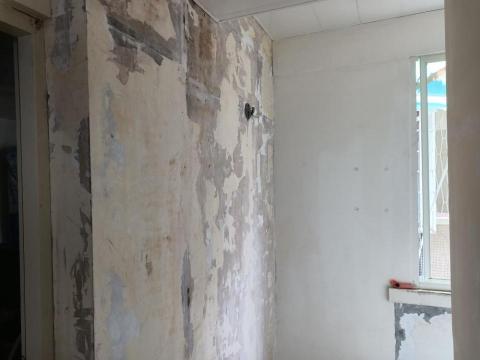 斌耀工程 - 壁紙撕除後 批土打磨 油漆刷新
