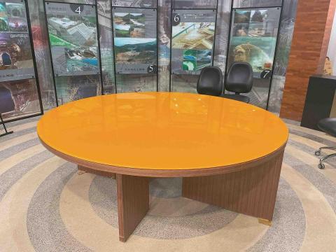 莊子緯 - 經濟部水利署合作案 8mm強化烤漆玻璃桌板 直徑200公分