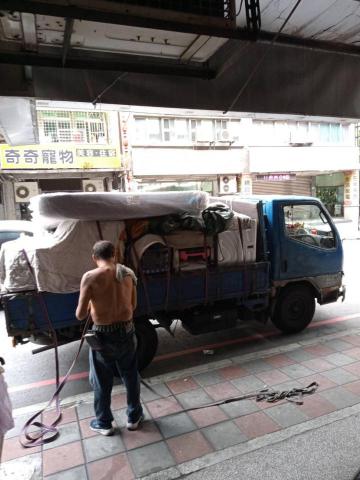 鄭淑銘 - 老闆在幫客人搬家