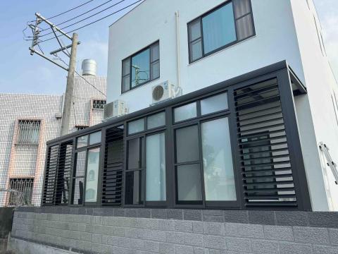 勝煜鋼鋁 - 採光罩下方搭配二拉窗+百葉窗 